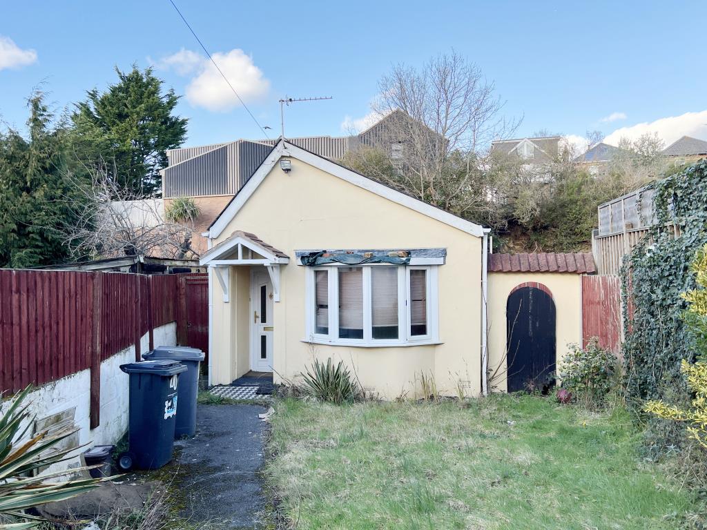 Lot: 142 - DETACHED BUNGALOW FOR IMPROVEMENT - Bungalow with garden and driveway to front